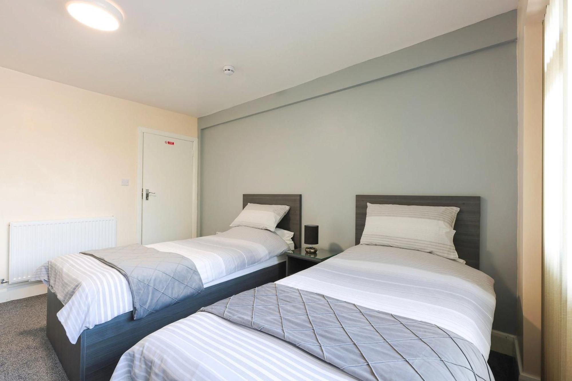 Oyo Honeycroft Lodge Uxbridge Exteriör bild